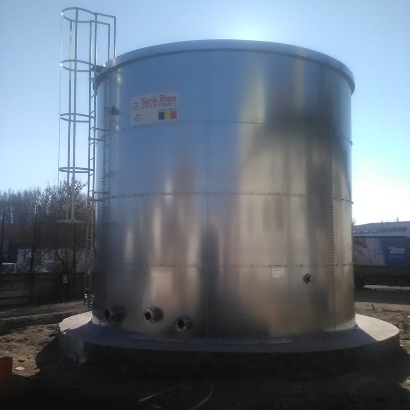 Rezervor pe fundație inelară, cu scară de acces